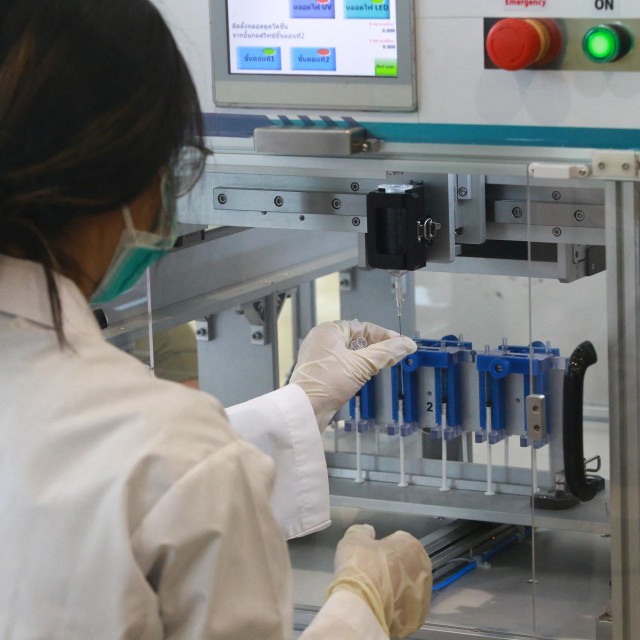 Znanstvenica pokazuje kako radi stroj za izvlačenje cjepiva