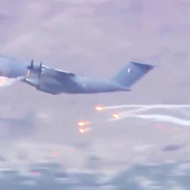 Francuski vojni avion ispaljuje signalne rakete