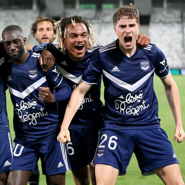 Toma Bašić (sasvim desno) u dresu Bordeauxa