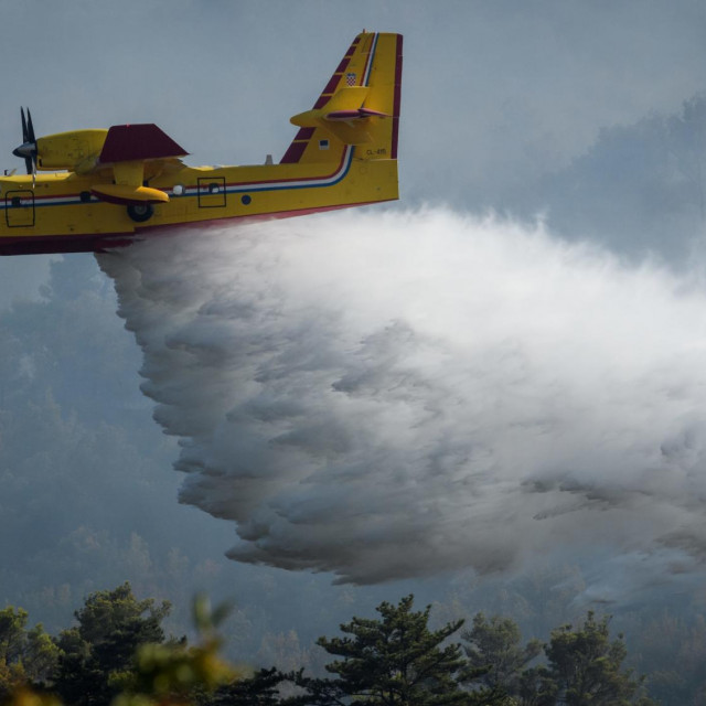 Kanader gasi požar, Ilustracija