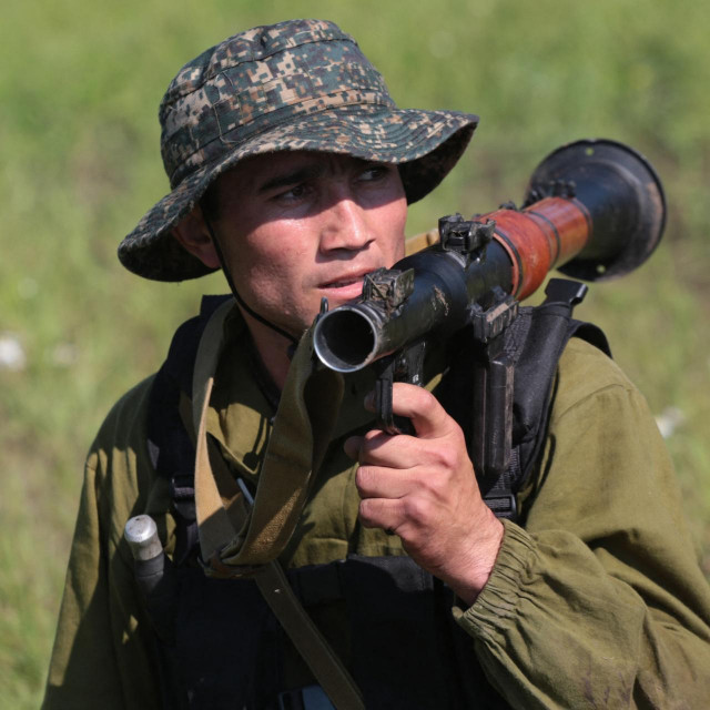 Uzbekistanski vojnik naoružan raketnim bacačem