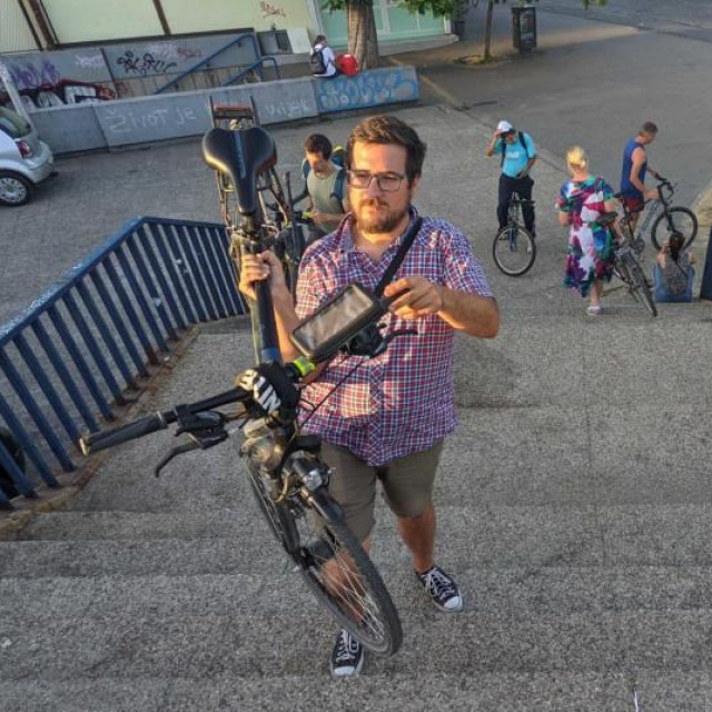 Vodilice za bicikle bile su postavljene samo s jedne strane mosta, drugu su zaboravili