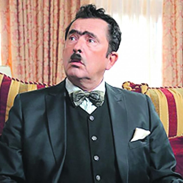 U filmu ”Tesna koža” glumi direktora poduzeća Srećka Šojića