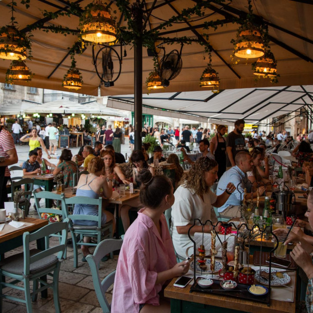 Terasa restorana (ilustracija)