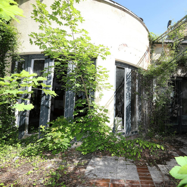 Devastirani restoran Šumski dvor na Cmroku