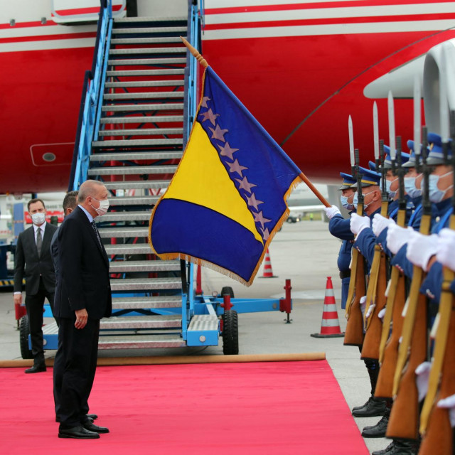 Turskog predsjednika Recepa Tayyipa Erdogana i njegovu suprugu Emine Erdogan dočekao je bosanski ministar sigurnosti Selmo Cikotić po dolasku u Sarajevo