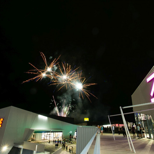 Otvorenje je obilježio i sjajan vatromet.