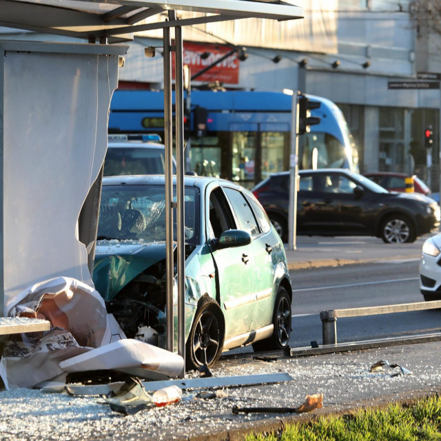 Na Vukovarskoj kod križanja s Držićevom ulicom vozač automobila udario u tramvajsku stanicu