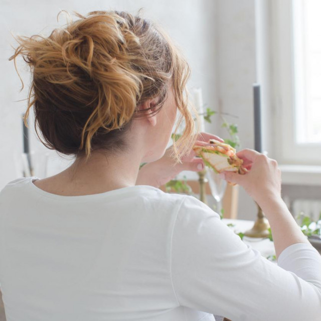  Pronađena je velika nakupina neprobavljivih vlakana iz kakija, koji je žena, inače veganka koja posljednjih šest godina isključivo jede sirovu hranu, pojela u većoj količini