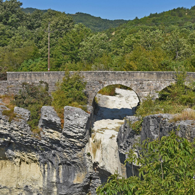 Lokalni Vodovod gradi vodovod na zaštićenom području i polaže cijevi na Napoleonovom mostu iznad prirodnog fenomena, slapa Sopot.