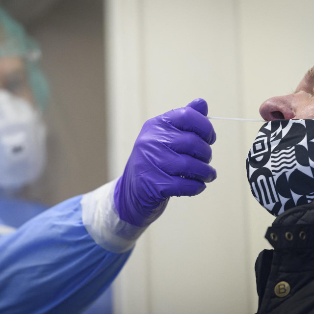Medicinska sestra uzima bris pacijentu dok provodi test na Covid-19