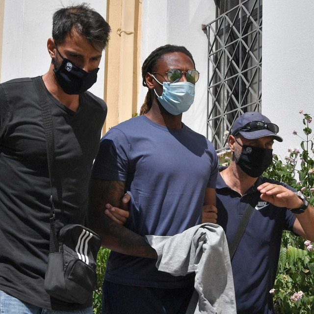 Uhićeni Ruben Semedo (u sredini) u praqtnji policajaca u civilu