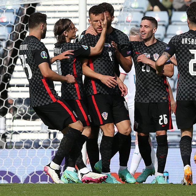 Croatia's forward Ivan Perisic (C) celebrates with teammates after scoring the equaliser during the UEFA EURO 2020 Group D football match between Croatia and Czech Republic at Hampden Park in Glasgow on June 18, 2021. (Photo by Robert Perry/POOL/AFP)