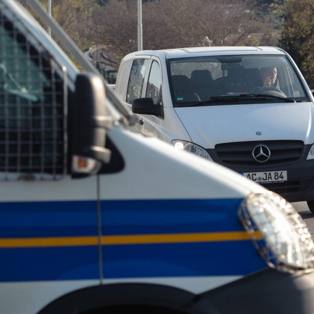 Pripadnici policije i Civilne zaštite/Ilustracija