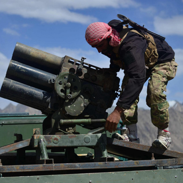 Afganistanski borac na oklopnom Humvee vozilu