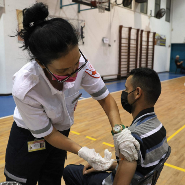 Medicinska sestra primjenjuje dozu cjepiva u Izraelu