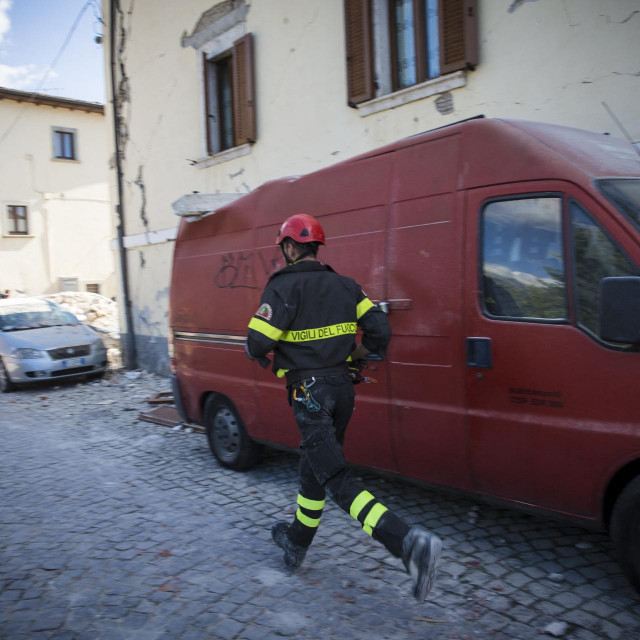 Talijanski vatrogasac nakon potresa/arhivska fotografija
