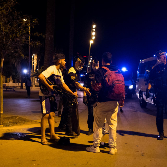 Policija u Barceloni rastjerava mladež koja se spontano okupila kako bi se podružila uz alkohol