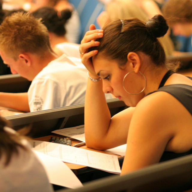 Maturanti pišu ispit