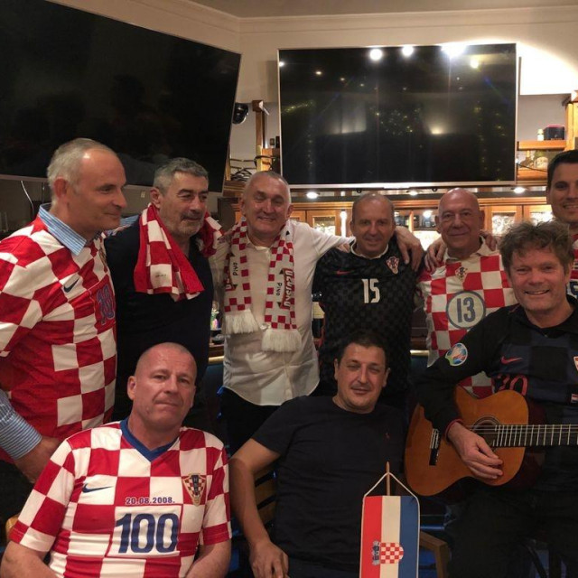 Skupina HR navijača u Moskvi