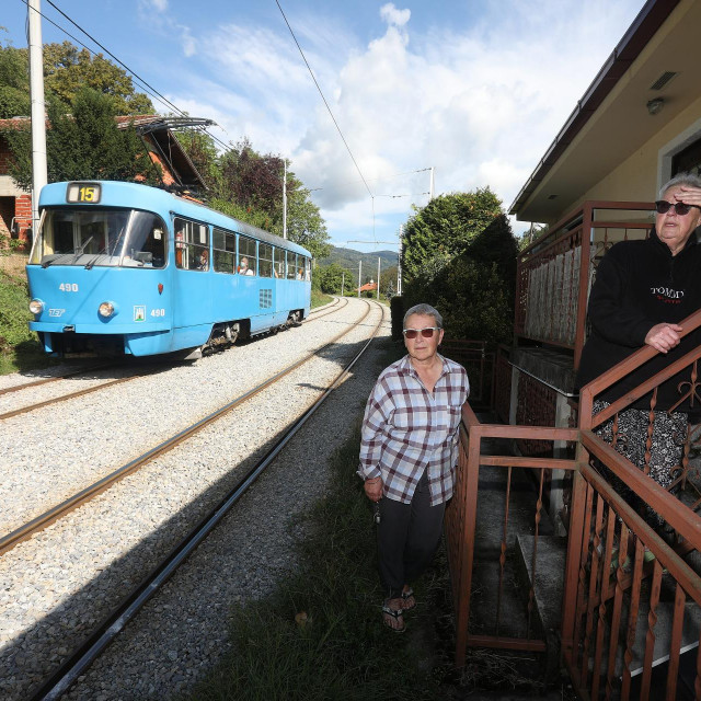 Dubravka Štengl i Mirjana Štengl pokraj pruge