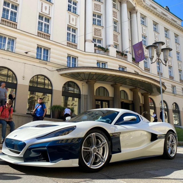 Superautomobil ispred hotela Esplanade