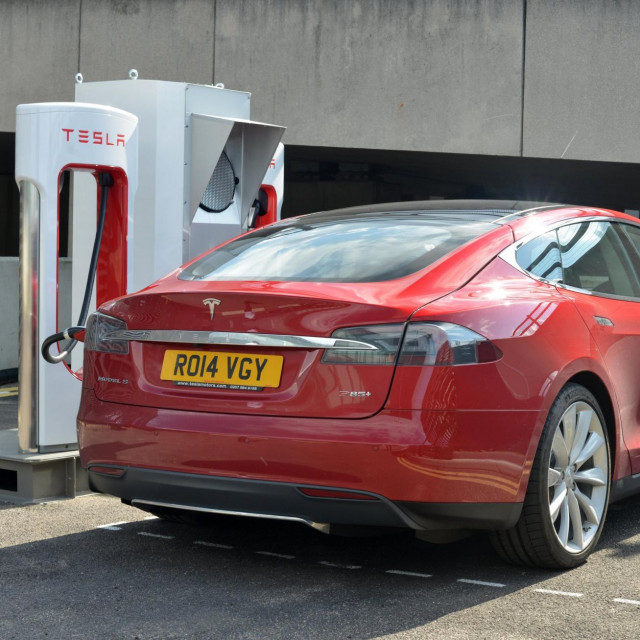 Ilustracija, Tesla Model S na punjenju
