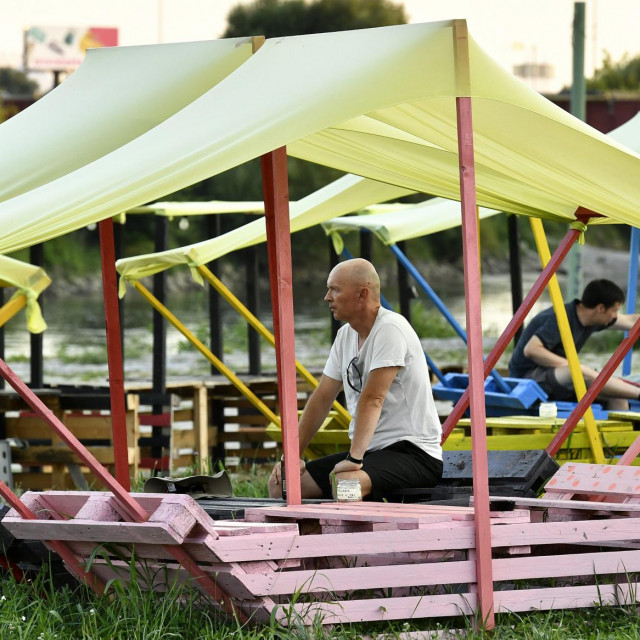 Opušteno ozračje na obali rijeke Save kod Hendrixovog mosta na Green River Festivalu