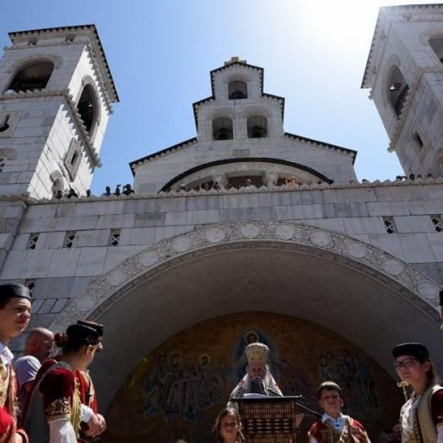 Episkop Joanikije (u sredini)