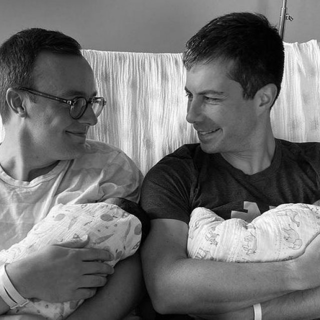 Pete Buttigieg (desno) u društvu supruga Chastena (lijevo)