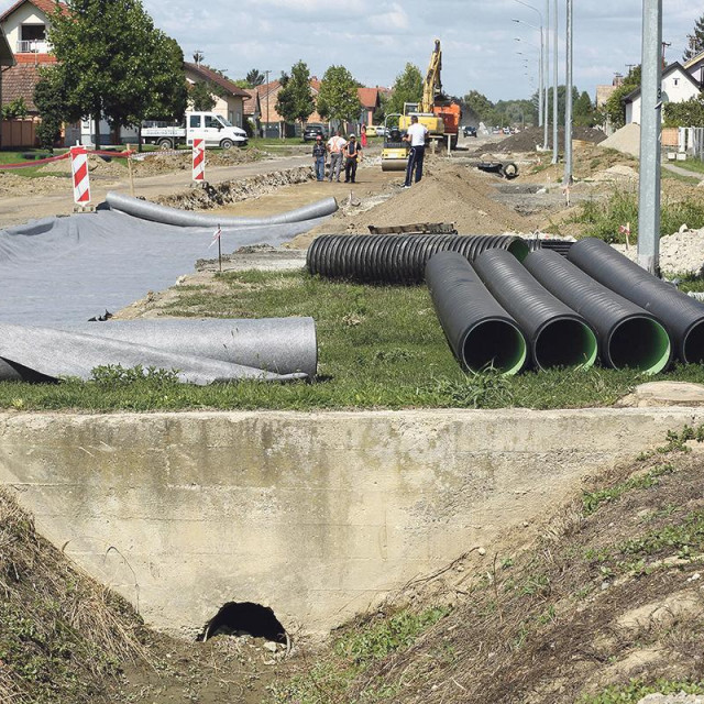 Rekonstrukcija dijela državne ceste DC 34 u sklopu koje se provodi tzv. zacjevljivanje odvodnih kanala