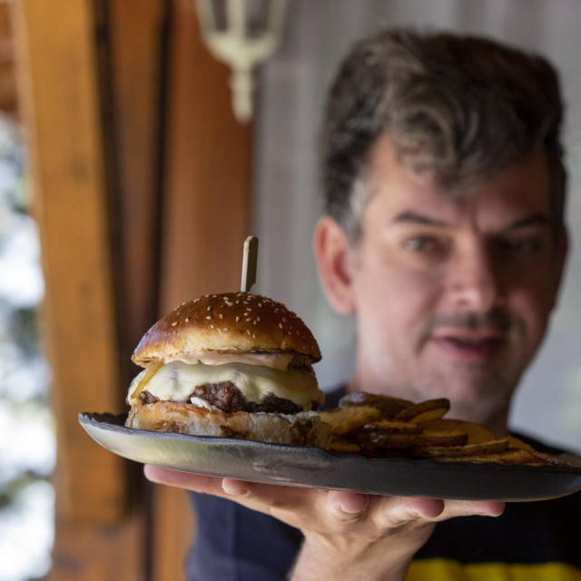 Nikola Božić sa svojim burgerom