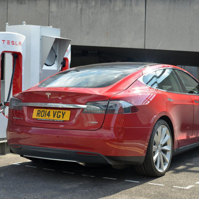 Ilustracija, Tesla Model S na punjenju