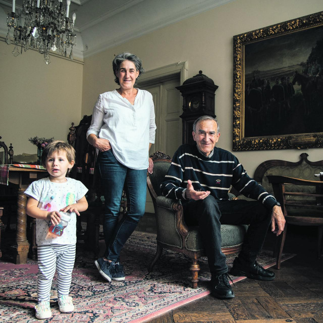 Jedan od vlasnika vile, nekadašnji fotograf Saša Novković, njegova kći Ines i unučica Eva, predstavnici pete, šeste i sedme generacije