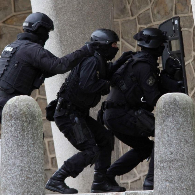 Antiteroristička jedinica, Ilustracija