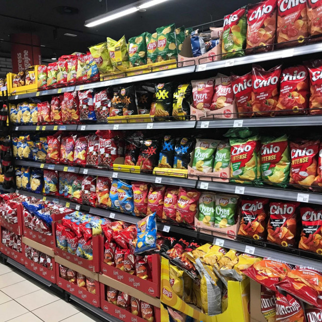 Na policama s grickalicama u Konzumu u Avenue Mallu kokica, kao i tortilja čipseva- nema