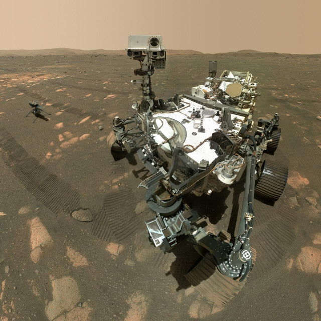 Rover Perseverance i helikopter Ingenuity