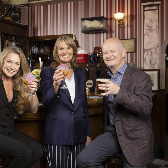 Andree Bernard, koja je glumila Nervous Nerys, Gwyneth Strong, koja je glumila Cassandru i Phillip Pope, koji je glumio Tonyja Angelinoa u seriji 'Mućke'