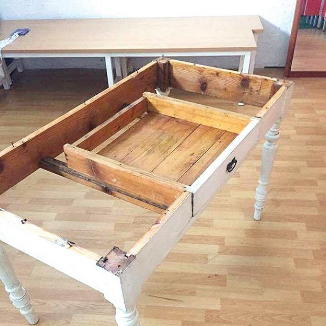 Drveni stol kupljen je u ne baš tako blistavom stanju