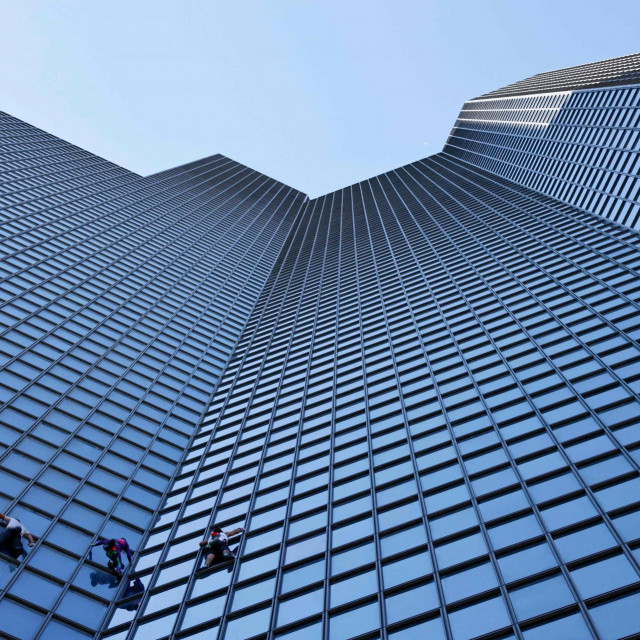 Alain Robert (drugi zdesna) 