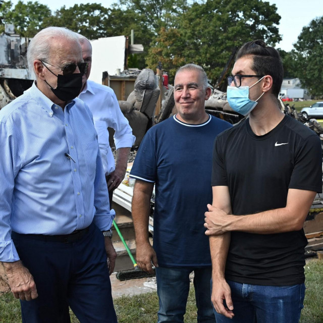 Američki predsjednik Joe Biden obilazi kvart pogođen uraganom Ida
