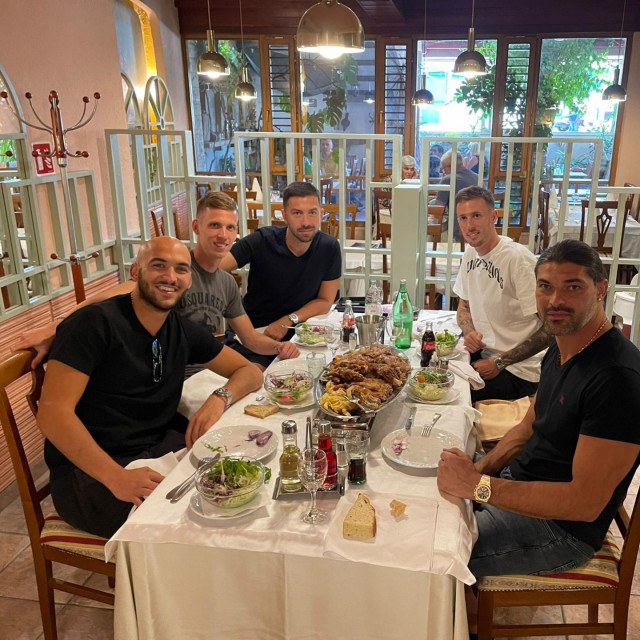 Dani i Carlos Olmo na janjetini s Andyjem Barom