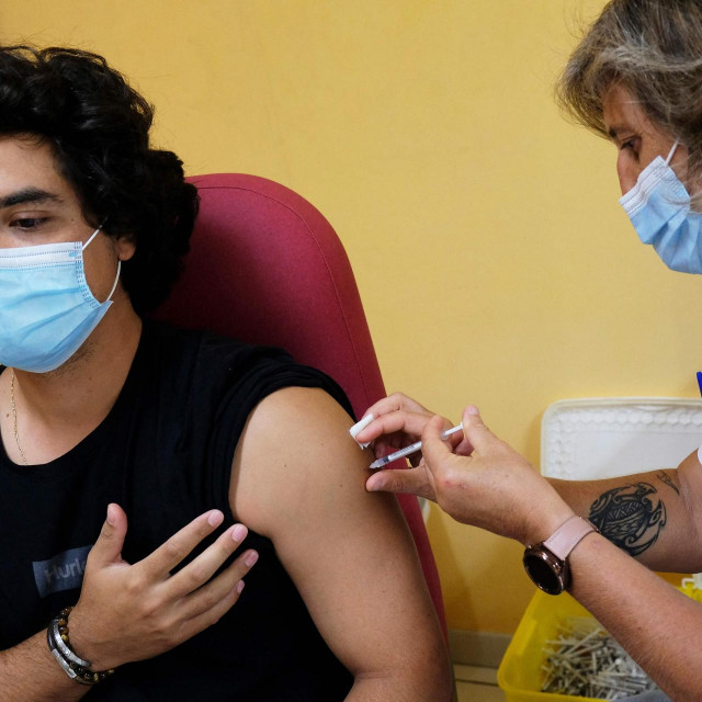 Pacijent prima dozu cjepiva Pfizer-BioNTech protiv covida-19