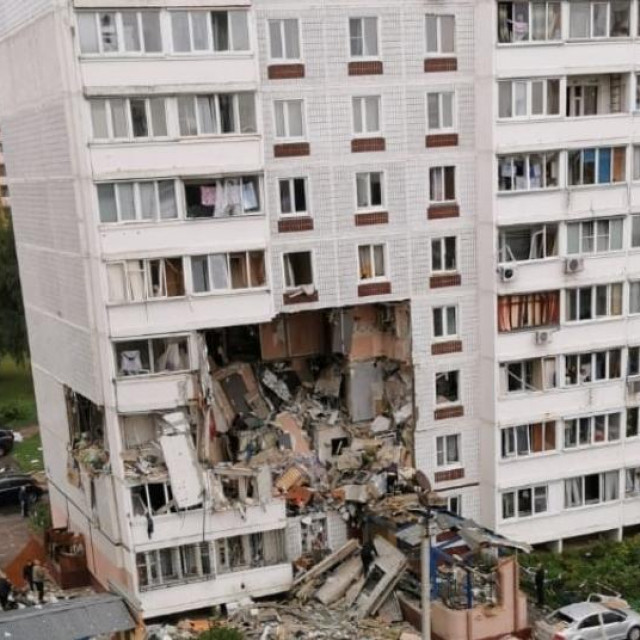 Pogled na oštećenu stambenu zgradu nakon eksplozije plina u gradu Noginsk, Moskovska regija