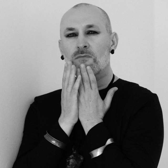 Haljinu: Pretafinir; nakit: Lapidarijum; šminka: Chanel, Bojan Jončić; frizura: Salon FNK; naušnice: Srebro, Jewlerydesign