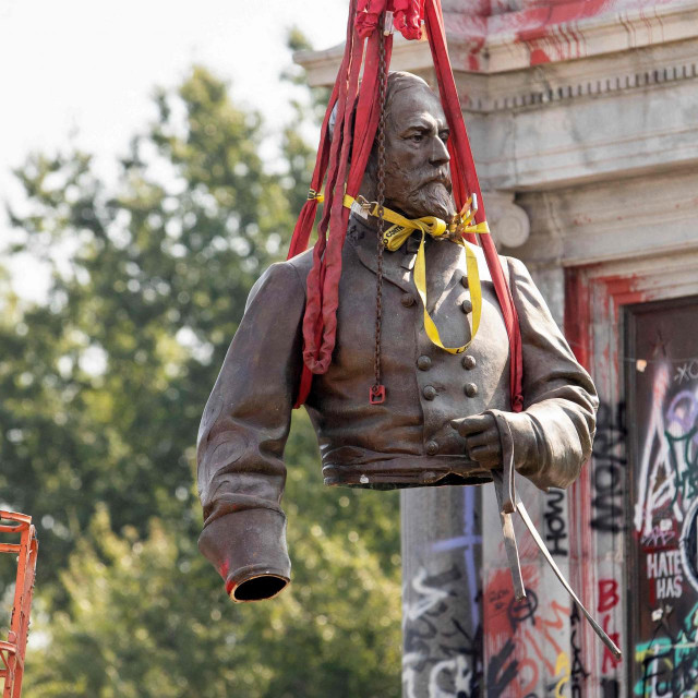 Gornja polovina statue Robert E. Leeja