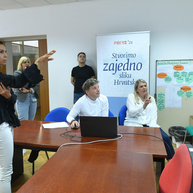 Zagreb, 070921.
Branimirova 19.
Drzavni zavod za statistiku.
Reportaza o online popisu stanovnistva, i kako radi aplikacija za ispunjavanje popisa.
Na fotografiji: Ana Vrkic Smircic.