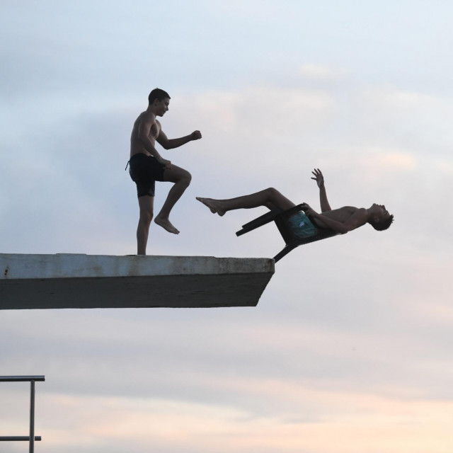 Zadar, 03.08.21. Neobičan skok u more na zadarskoj plaži Kolovare
 