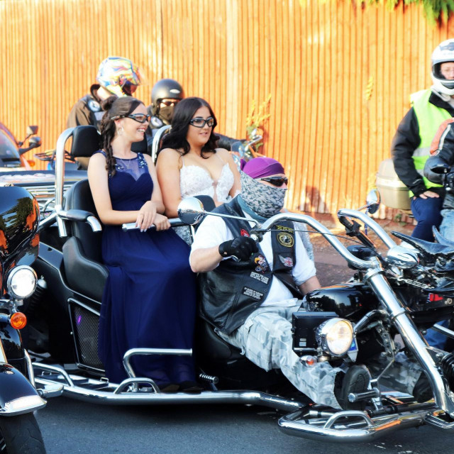 Djevojku su na ples otpratili motociklisti