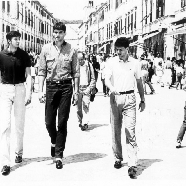 Toni Kukoč, Stojko Vranković i Dražen Petrović u šetnji dubrovačkim Stradunom 80-ih godina prošlog stoljeća